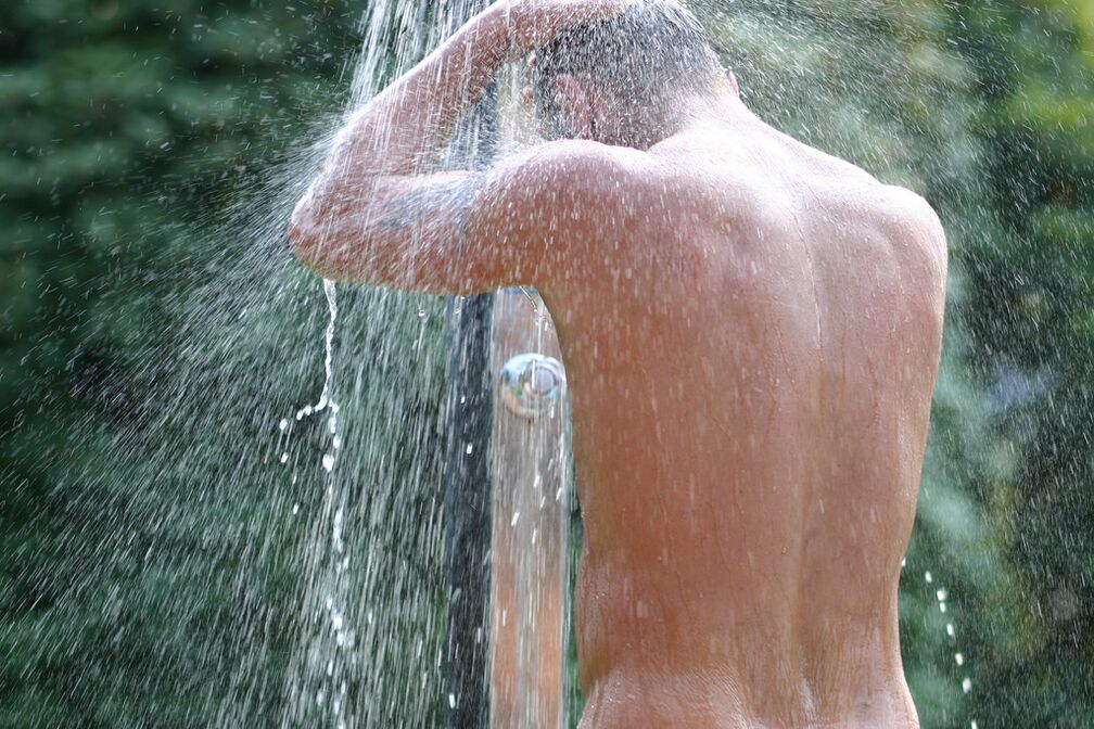 Dopo un bagno con la soda, un uomo ha bisogno di fare una doccia fresca. 