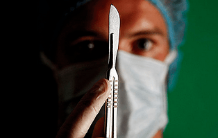 Il chirurgo si sta preparando per un'operazione per aumentare il membro