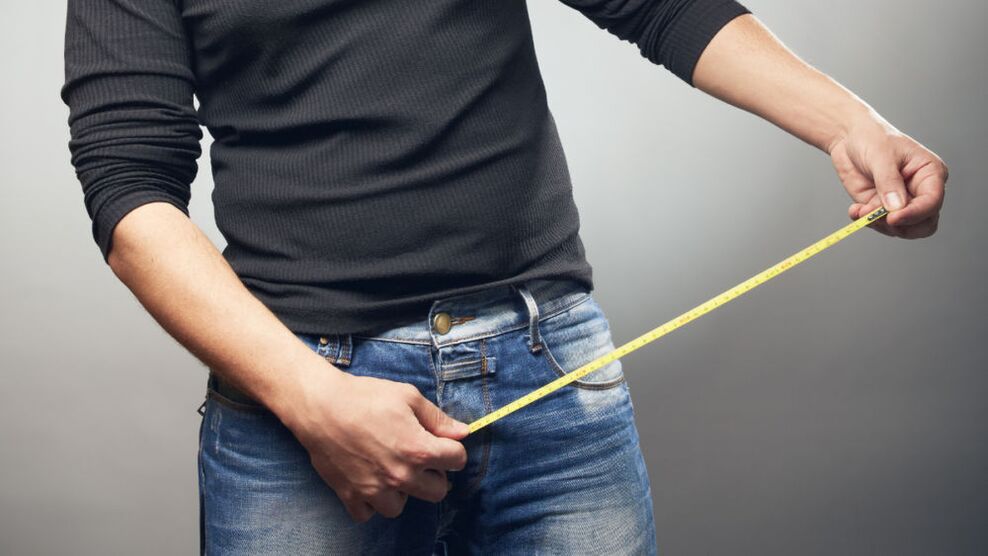 Un uomo con un sovrano misura un membro