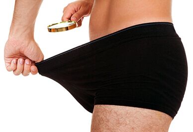un uomo guarda le dimensioni del suo pene