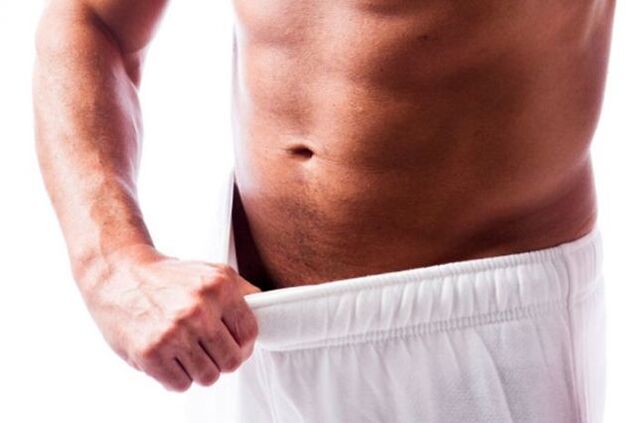 uomo che valuta le dimensioni del pene