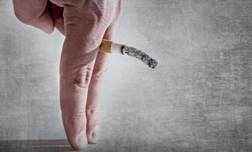 Il fumo danneggia l'erezione